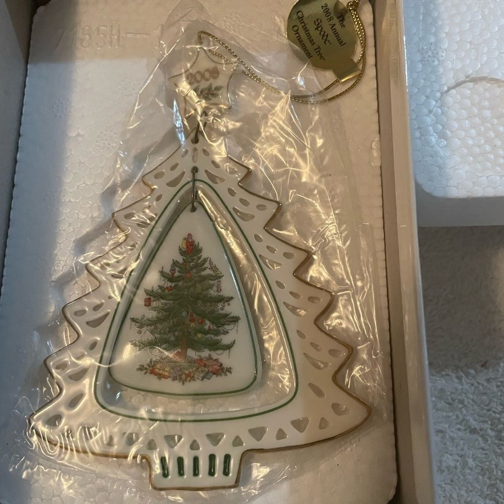 Spode 2008 annual mobile ceramic Christmas tree ornament. B1